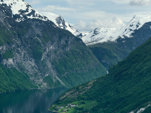 Fjord med snøkledde fjell i bakgrunnen